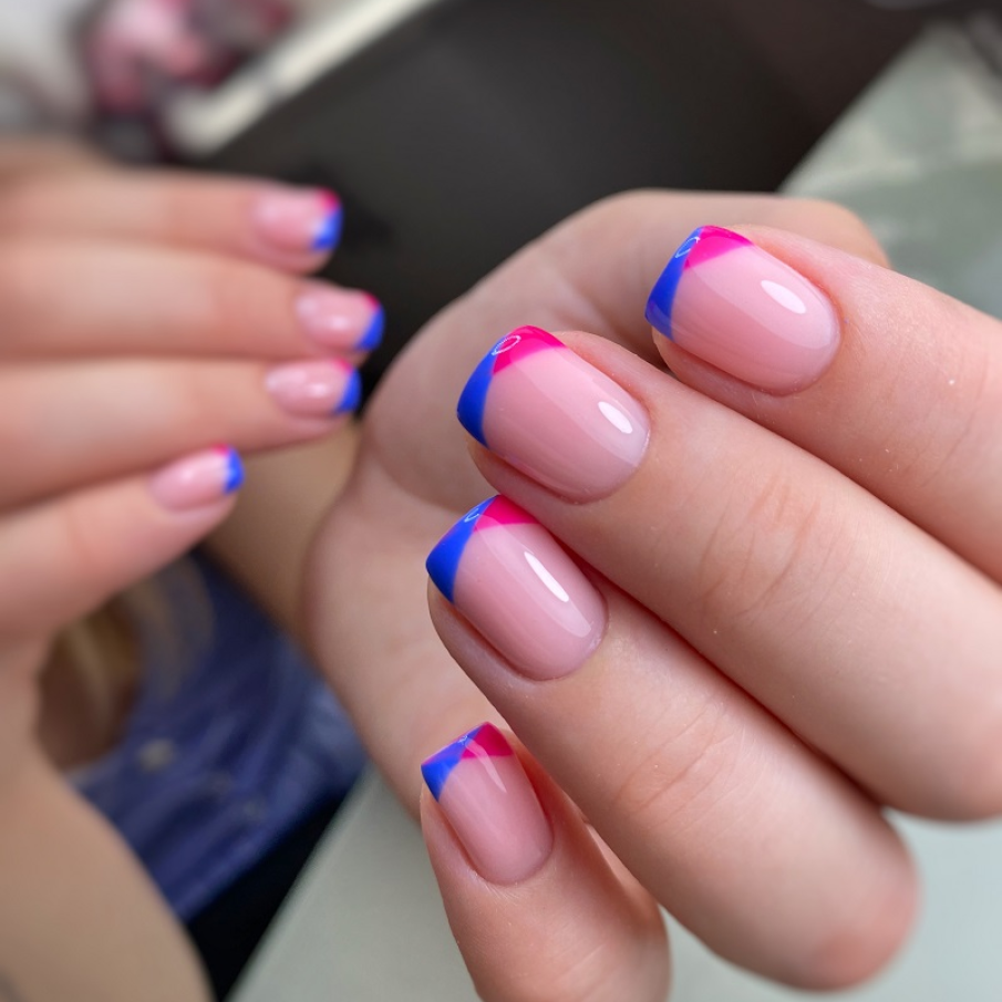 Manichiură franțuzească cu vârfurile unghiilor pictate în culori neon de roz și albastru 