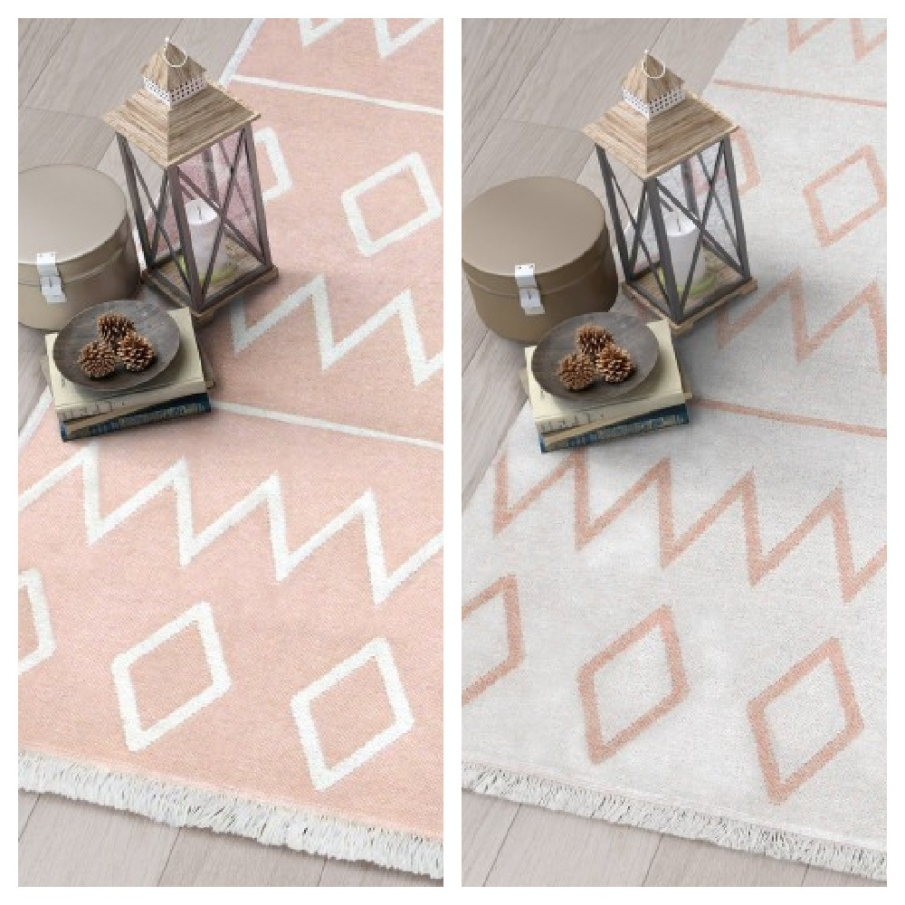 Covor reversibil pentru copii, cu două fețe: una roz și una albă, de formă dreptunghiulară. Imprimeul constă în forme geometrice: linii, romburi și zig zag.