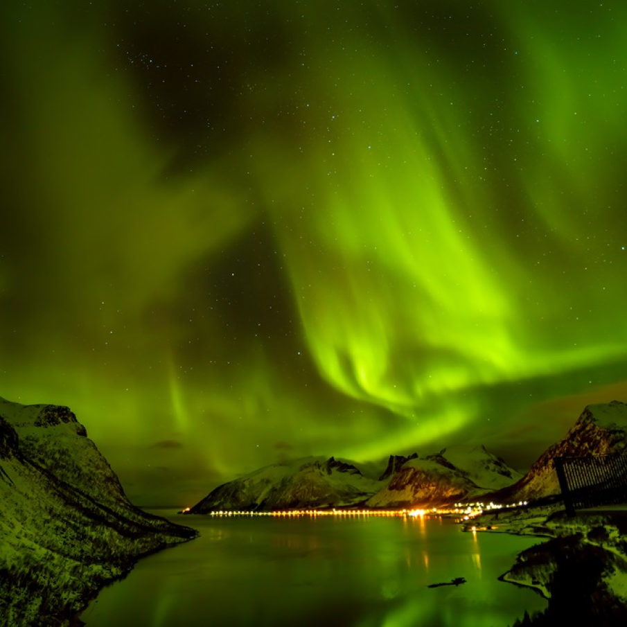 Aurora boreala surprinsa pe insulele arctice Lofoten din Norvegia