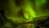 Aurora boreala surprinsa pe insulele arctice Lofoten din Norvegia