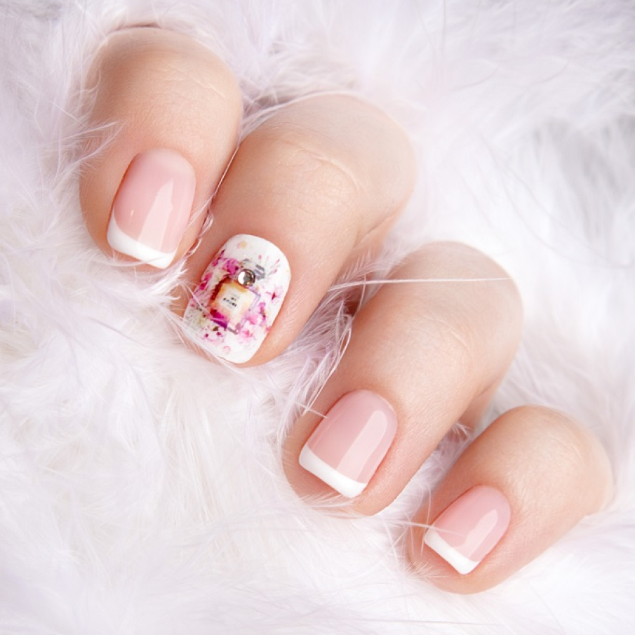 Manichiură french cu motive florale de primăvară pe o unghie 