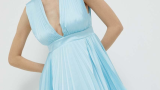 Rochie mini plisată de la Abercrombie & Fitch în nuanță de bleu ciel. Este ușor evazată și are decolteu în V 