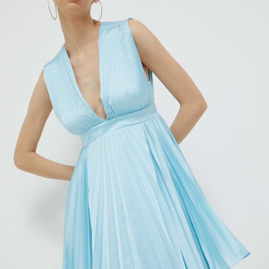 Rochie mini plisată de la Abercrombie & Fitch în nuanță de bleu ciel. Este ușor evazată și are decolteu în V 