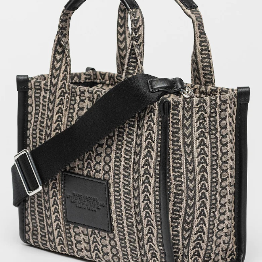 Geantă crossbody Marc Jacobs cu imprimeu logo, în nuanță de bej și negru, realizată din poliester și bumbac