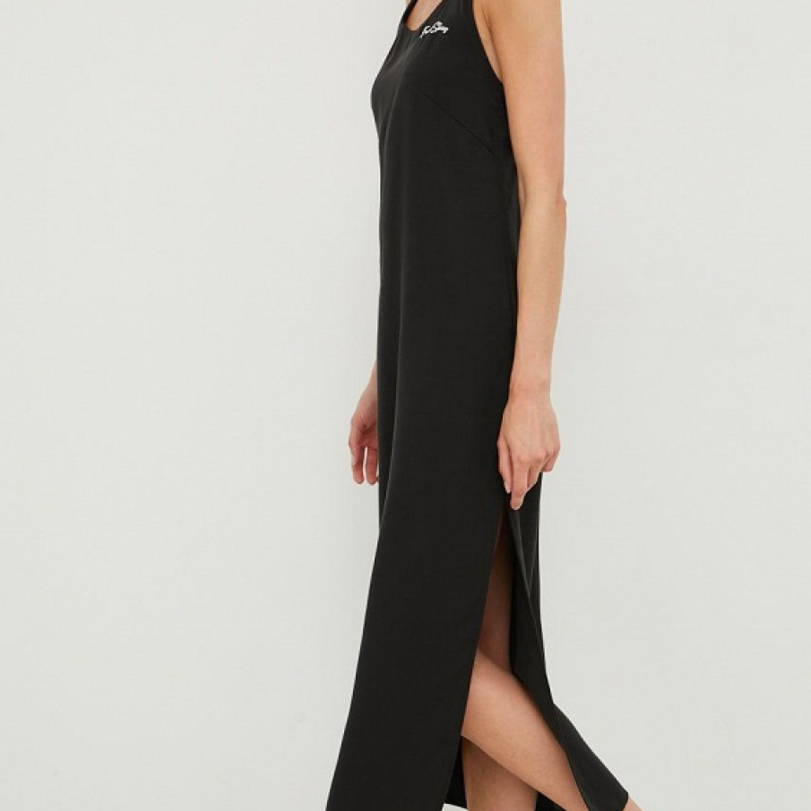 Rochie subțire și lejeră din colecția Femi Stories. Are decolteu rotund și crăpătură laterală. Te vei simți minunat în ea vara fiindcă materialul este subțire, respirabil.