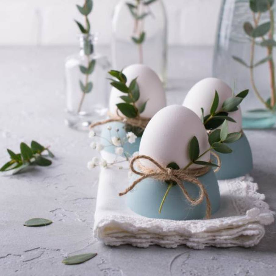 Decor de masa de PAsti cu oua decorate cu sfoara si mladite de eucalipt
