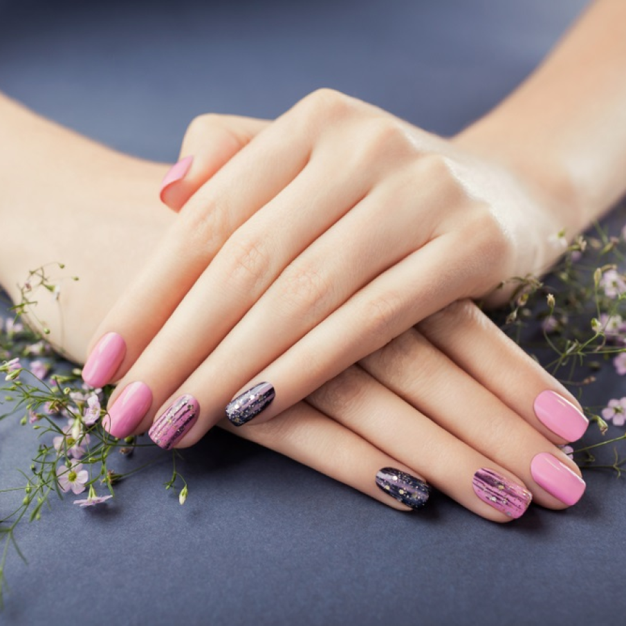 Manichiură inspirată de rozul delicat al copacilor în floare și de profunzimea cerului întunecat de primăvară