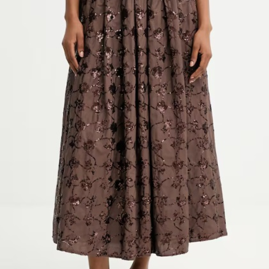 Paietele devin norma în ținutele de zi ale verii 2025: 10 piese vestimentare cu paiete 