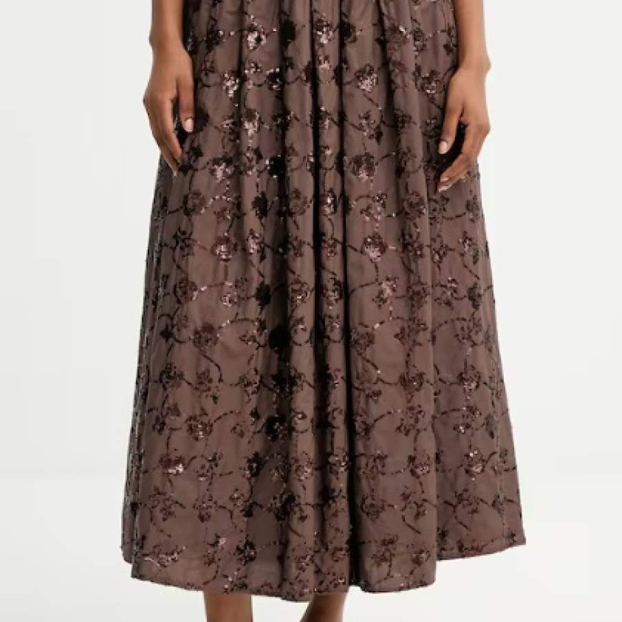 Paietele devin norma în ținutele de zi ale verii 2025: 10 piese vestimentare cu paiete 