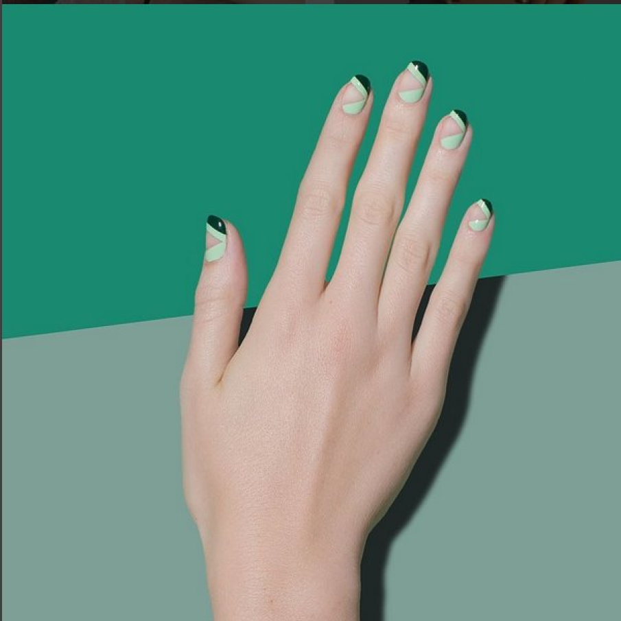 O reinterpretare moderna a palmierului pe unghii 