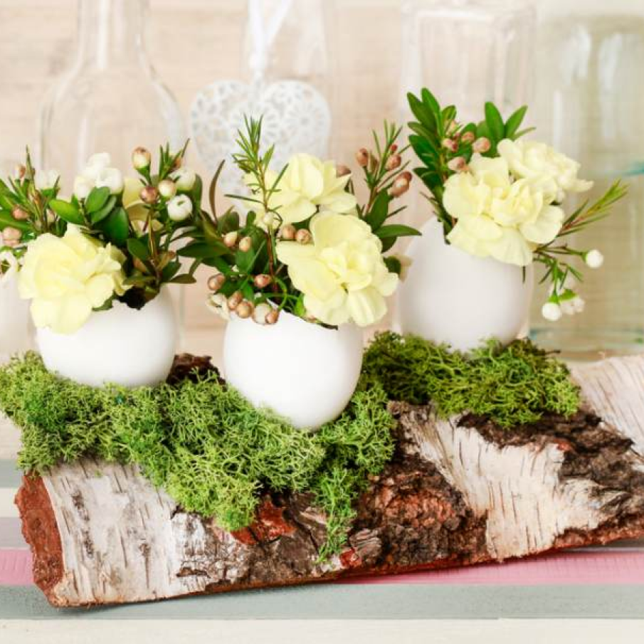 Oua umplute cu garoafe, crengute de merisor, flori de ceara si muschi