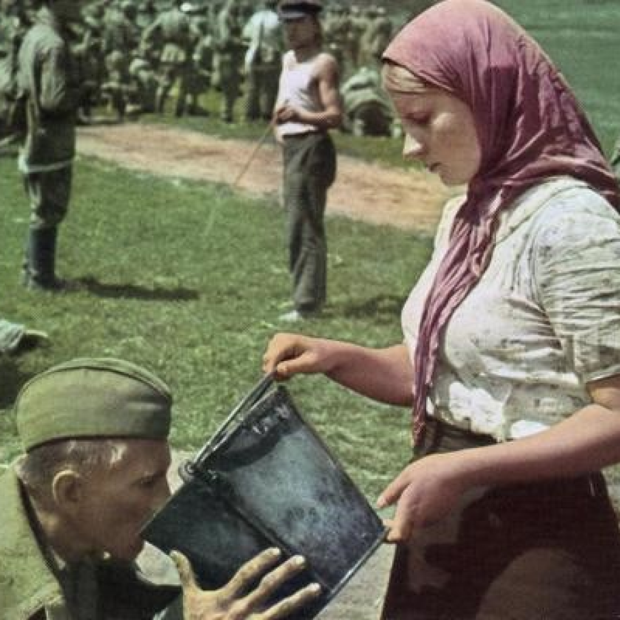 Un soldat captiv primeste apa de la o femeie ucraineana