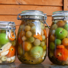 Cum se fac murăturile în saramură. Cum le vânturi ca să ai murături fără floare, crocante și aromate