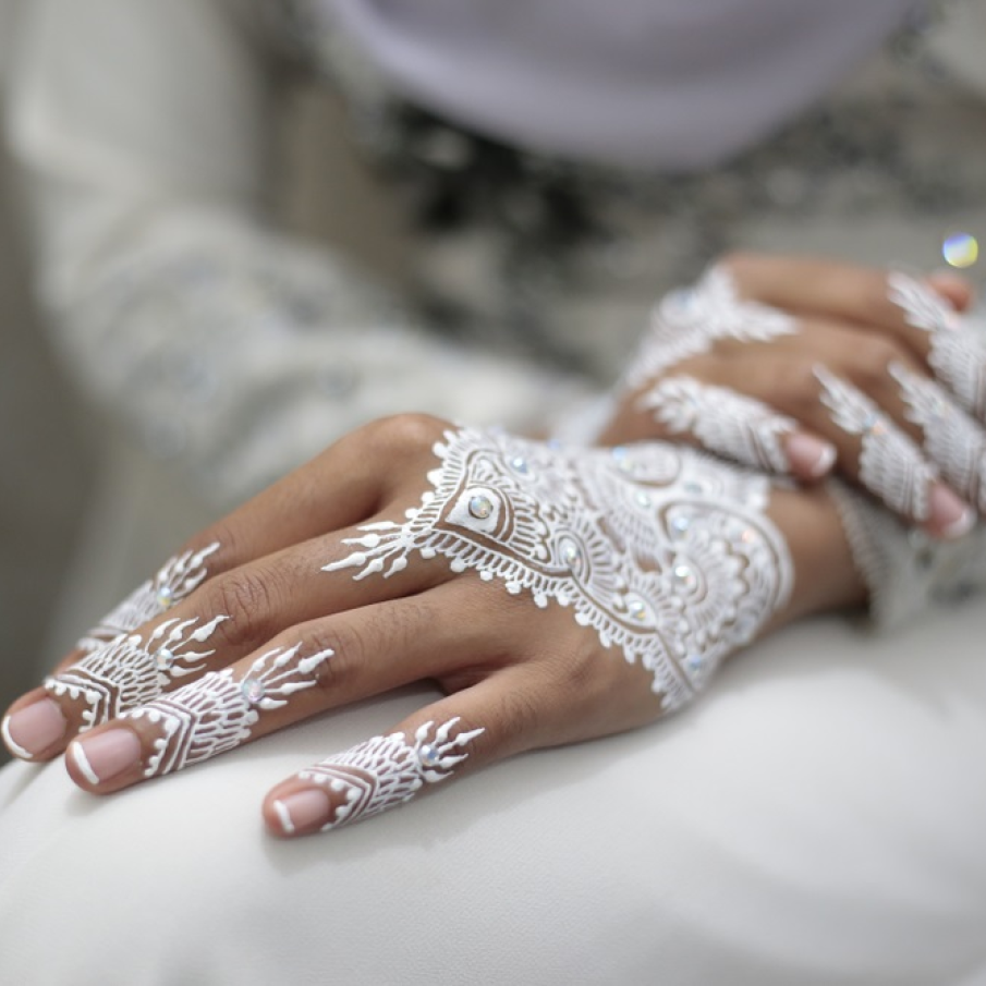 Desen de henna alba purtat de o mireasa din Malaezia 