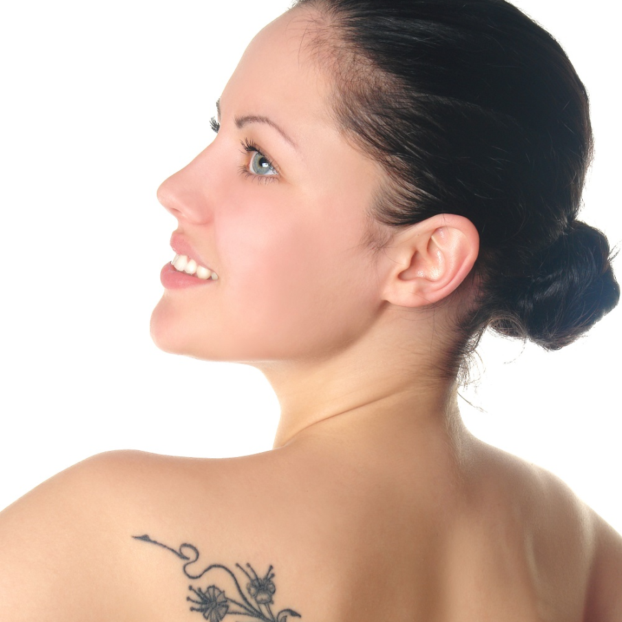 Tatuaj vegetal și floral amplasat pe partea stângă a spatelui 
