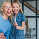 Karaoke și o cină internațională, printre activitățile de realizat neapărat acasă