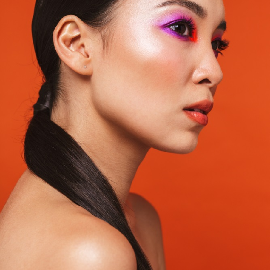 Pentru un machiaj contemporan și de impact, puteți combina două nuanțe neon sau țări precum acestea două: roșul și violetul