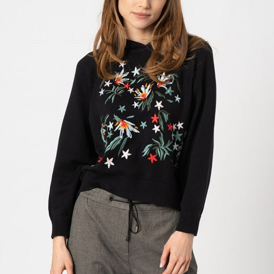 Pulover tineresc, cu glugă și detalii brodate 