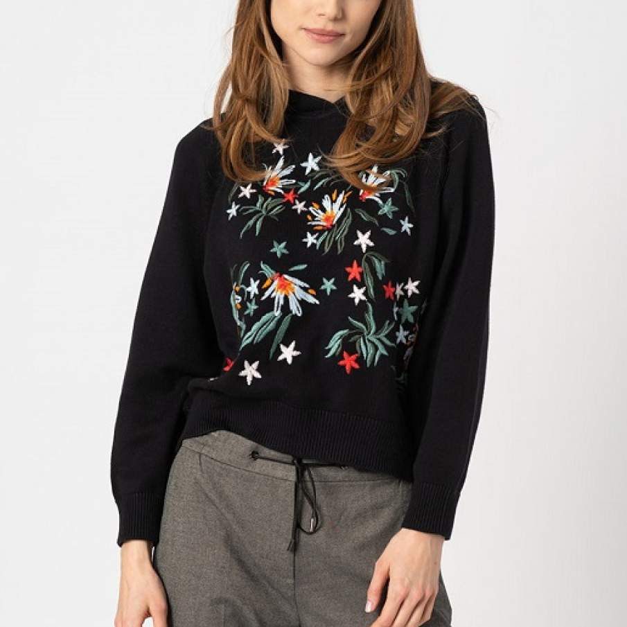 Pulover tineresc, cu glugă și detalii brodate 