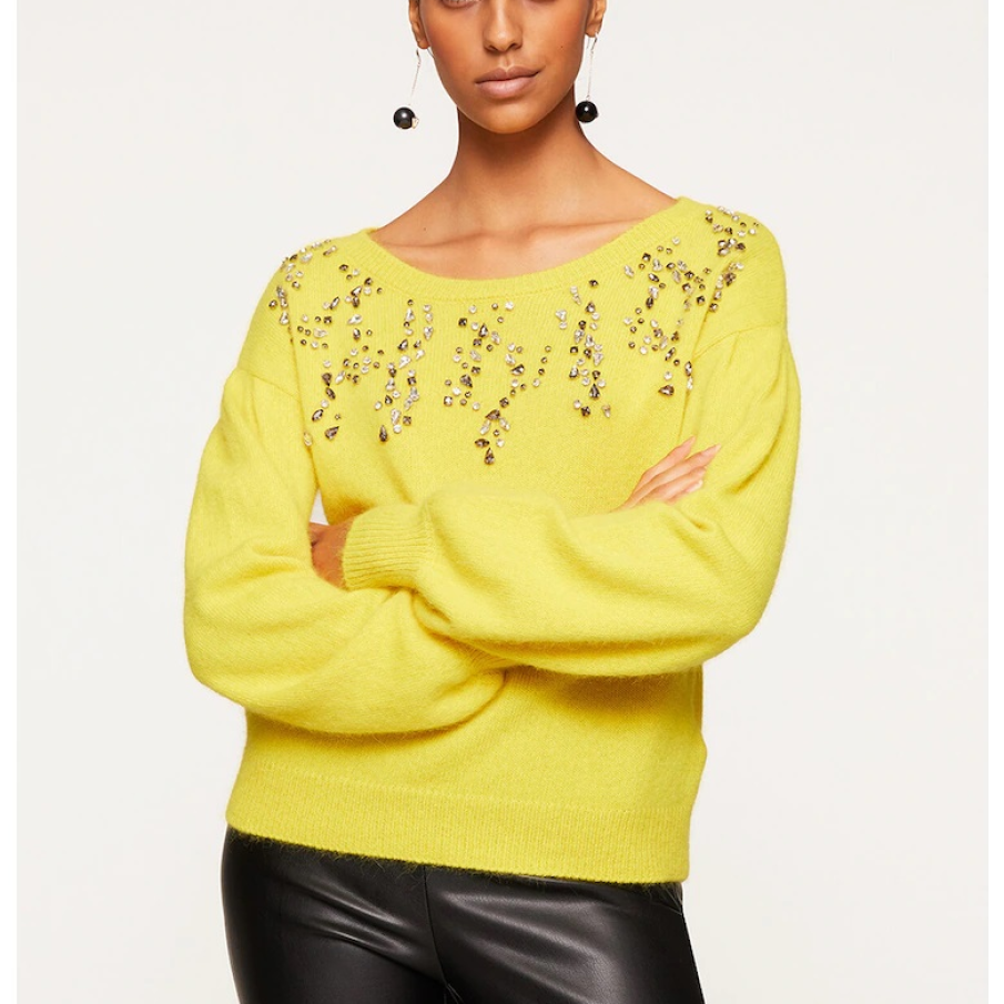 Pulover din amestec de lână de la Motivi în nuanță de galben intens, decorat cu ștrasuri care amintesc de țurțurii de gheață ai iernii