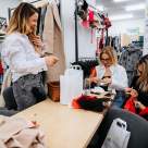 Dă o nouă viață hainelor tale: 10 idei de upcycling care salvează portofelul și planeta
