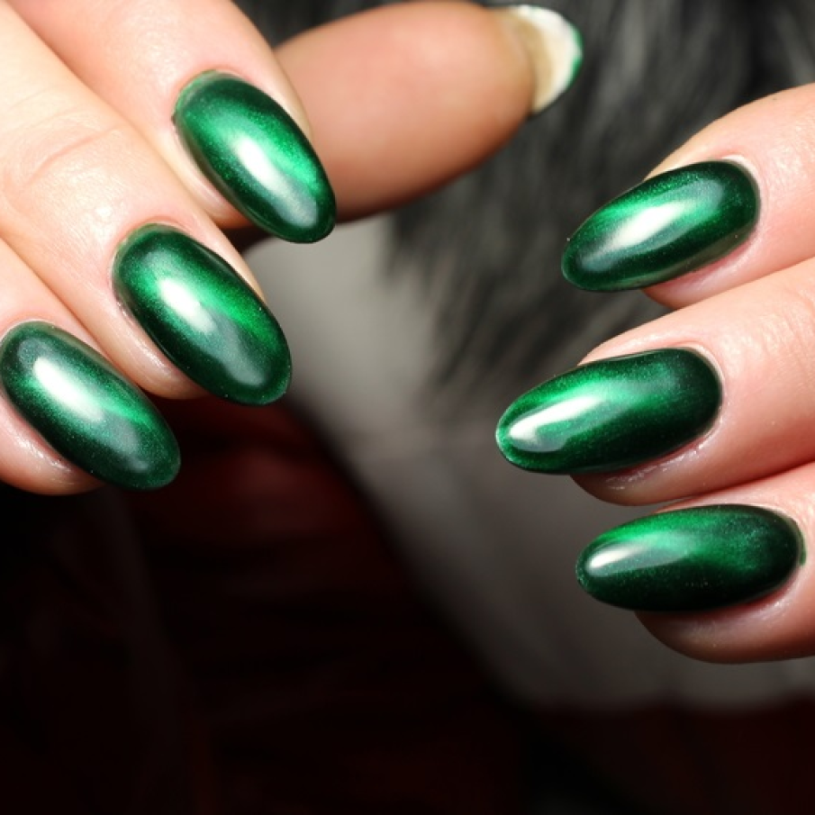 Manichiură  Ochi de pisică Verde Smarald