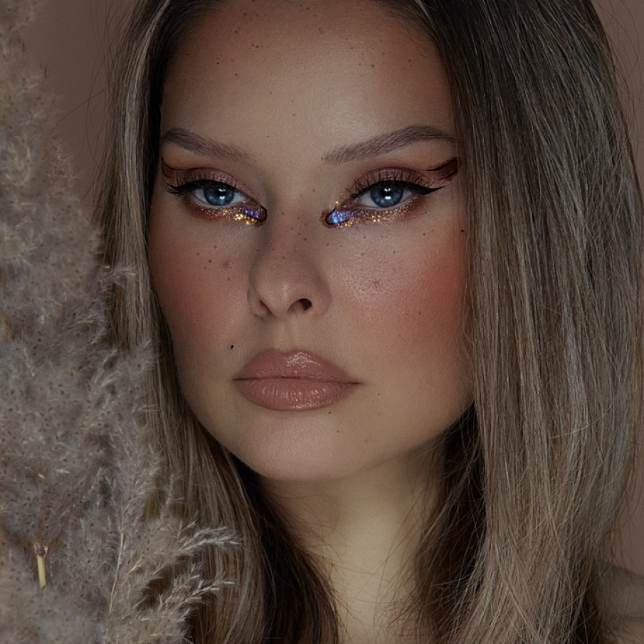 Mici explozii de culoare aruncate aparent neglijent în colțul interior al ochiului 