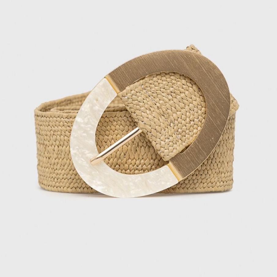Curea cu aspect împletit care va arăta minunat cu o rochiță de vară, de plajă sau cu o pereche de pantaloni albi, maro sau nude.