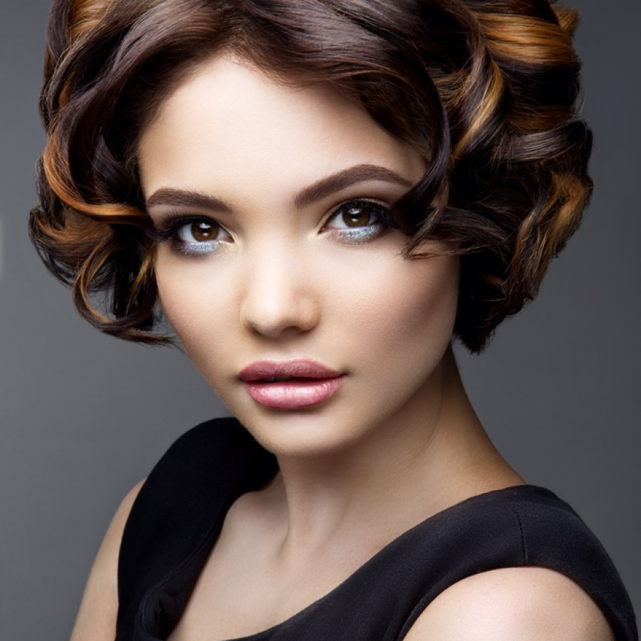 Fardul alb aplicat sub pleoapa inferioară conferă profunzime privirii și mărește optic ochiul 