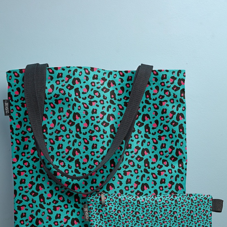 Geantă în nuanță de turcoaz,din material textil, cu imprimeu tip animal print și mânere lungi 