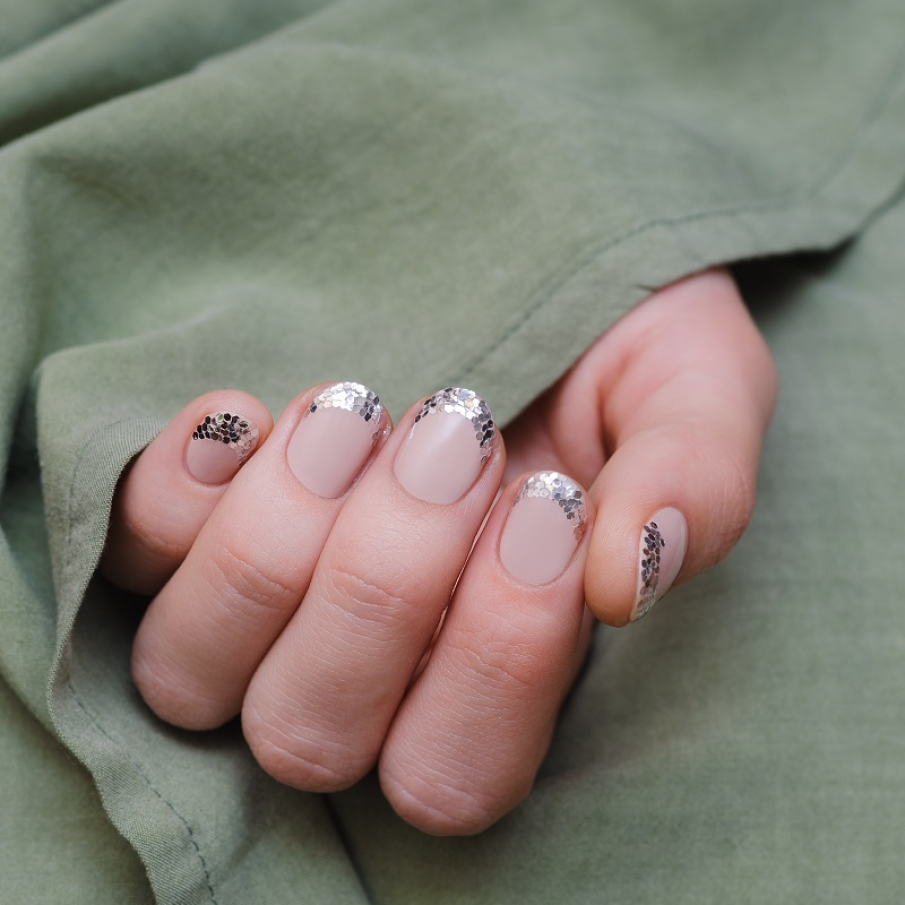 Modele de manichiură french cu accente luxoase și prețioase, în tendințe în 2025