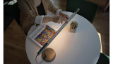 Lampă De Birou Lightstrip Touch cu un design ajustabil, ce îi permite să fie așezată atât în poziție verticală, cât și orizontală