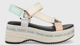 Sandale Tommy Jeans cu platformă, tip color-block pastelat, confecționate din material textil combinat cu piele naturală
