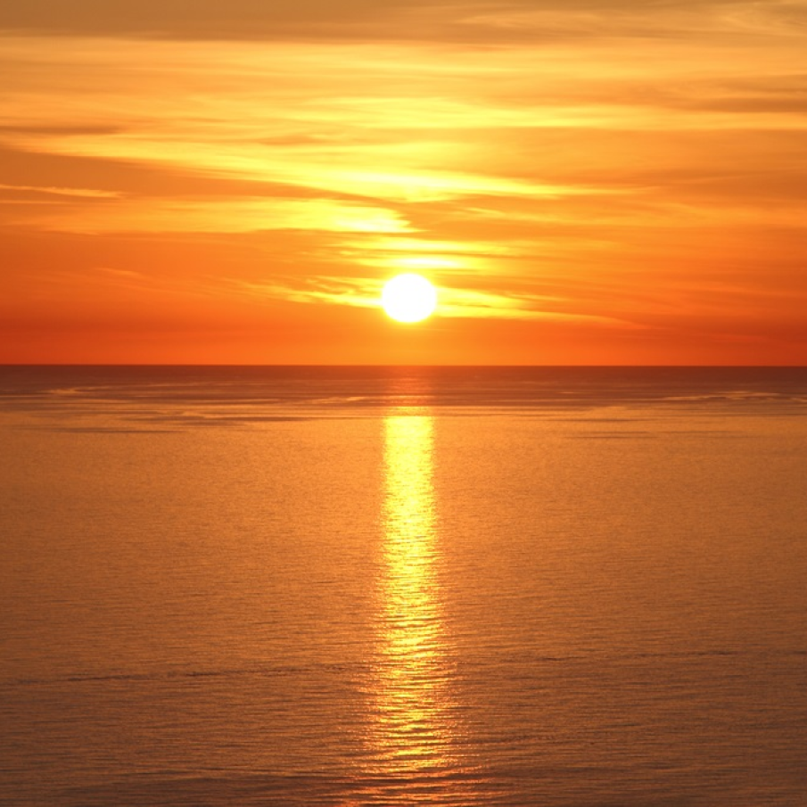 Cand soarele pare ca se scurge in mare, iar grijile si tristetile tale odata cu el... 