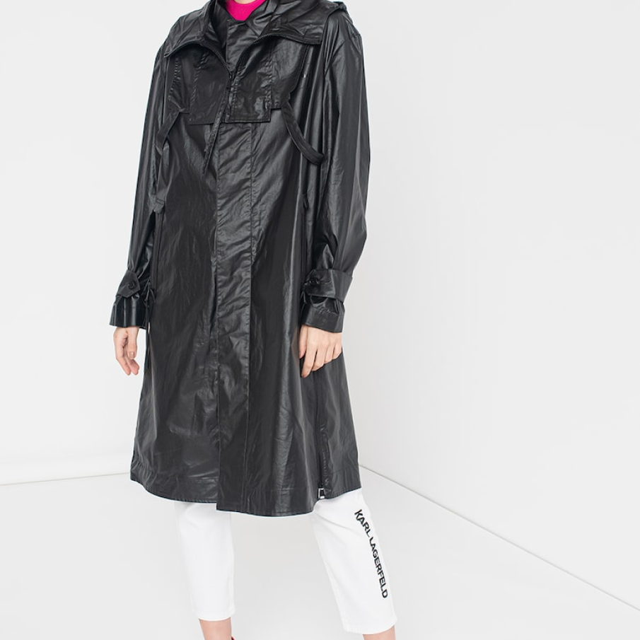 Pelerină neagră de ploaie, cu glugă detașabilă, by Karl Lagerfeld. Pe spate are imprimat cu alb un logo