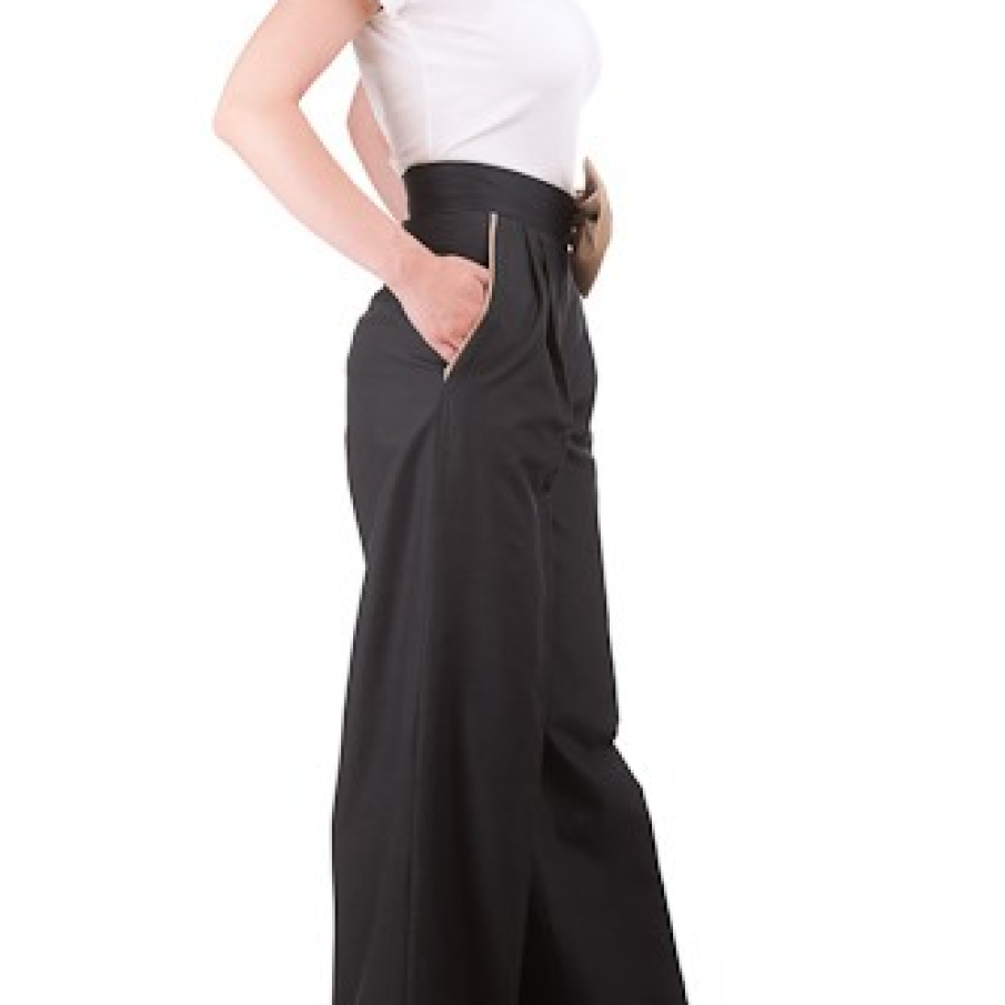 Pantaloni evazati cu talie inalta. 