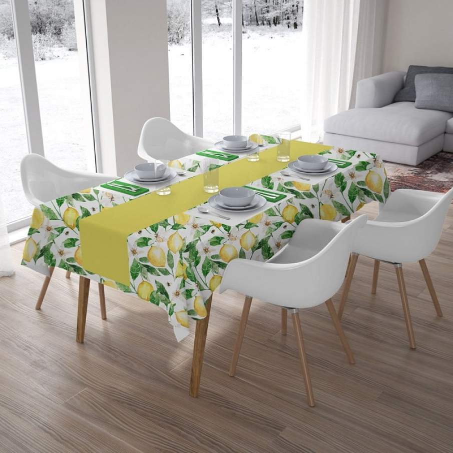 Față de masă Mike & Co. NEW YORK, ce aduce primăvară în locuința ta datorită imprimeului său vesel, floral. 