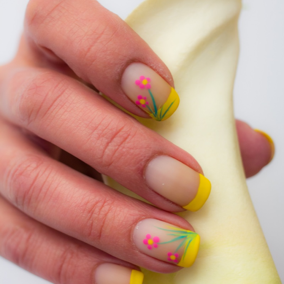 Artă pe unghii cu motive de inspirație florală în stil french 