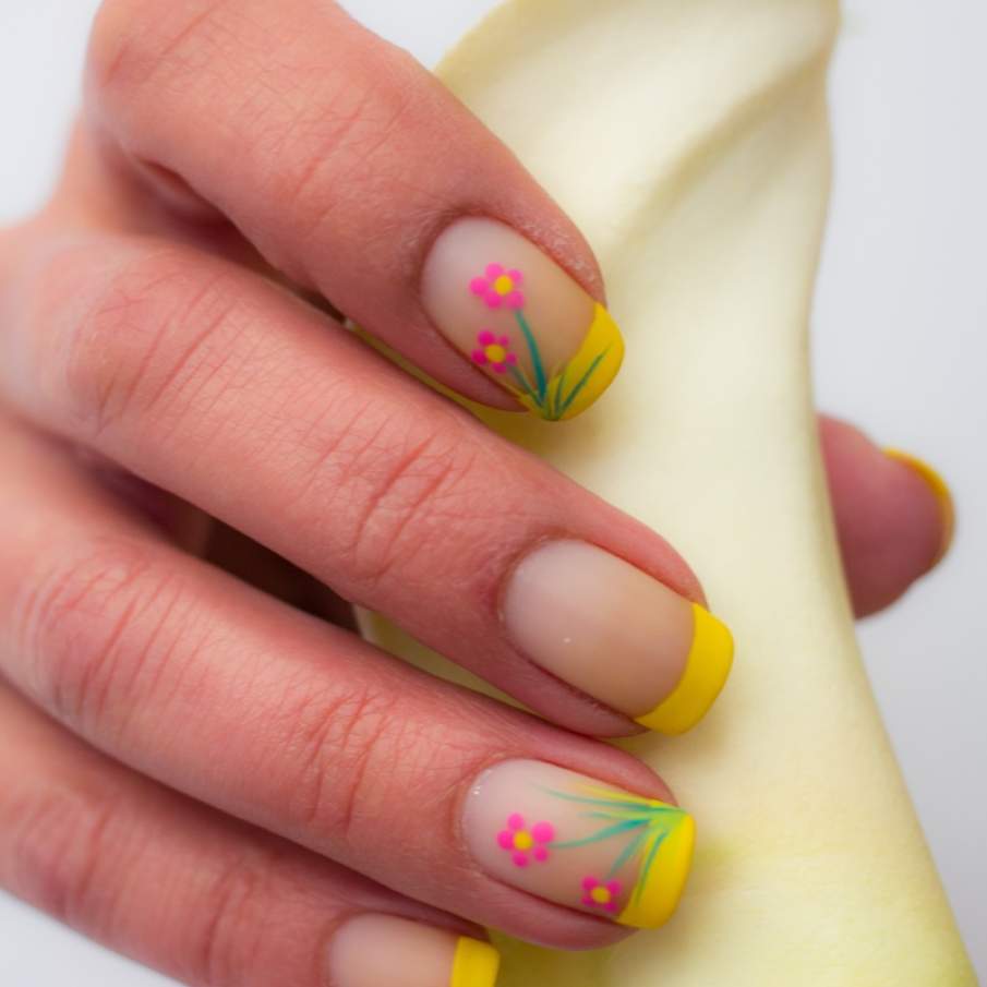 Artă pe unghii cu motive de inspirație florală în stil french 