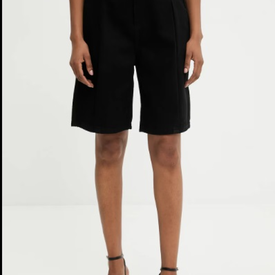 Se poartă pantalonii scurți de dimensiuni mai lungi în vara 2025: 10 modele moderne