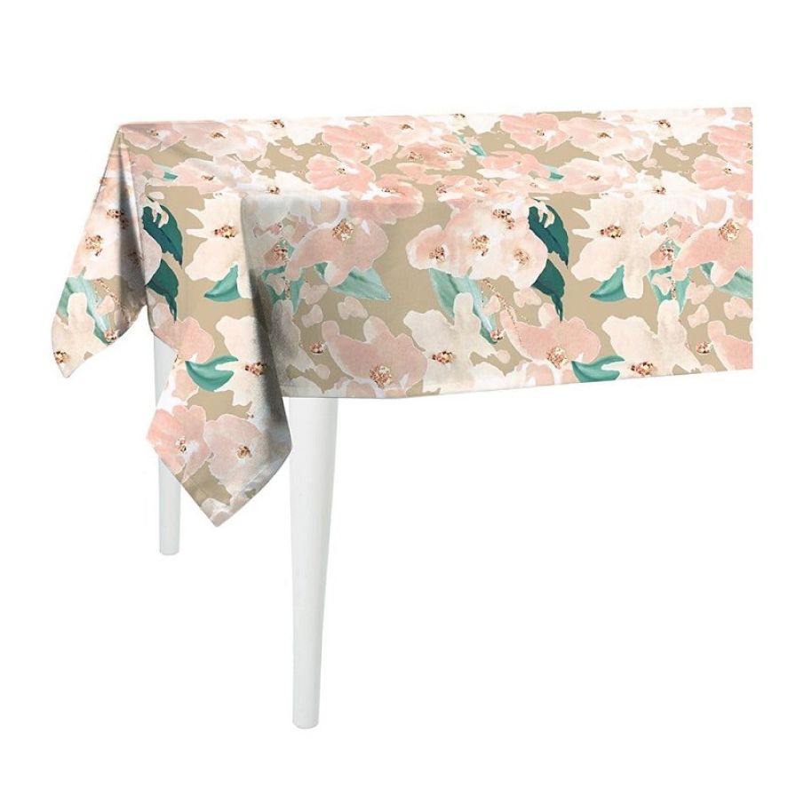 Față de masă cu imprimeu bogat și pastel ce va fi completată de minune de o veselă într-o culoare uni bej, alb sau într-o nuanță contrastantă. 