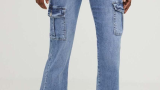 Jeanși din colecția Answear Lab în stil cargo, cu fason flare și talie înaltă