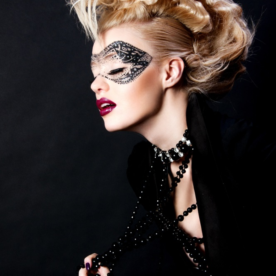 Hairstyling creativ de inspiratie punk 