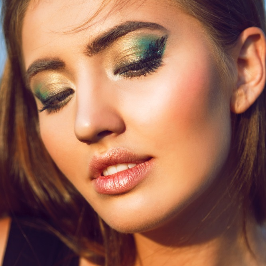 Machiaj creativ pe baza de verde si bronz 