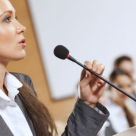 Cum invingem teama de a vorbi in public? Exercitii utile de la un psiholog 