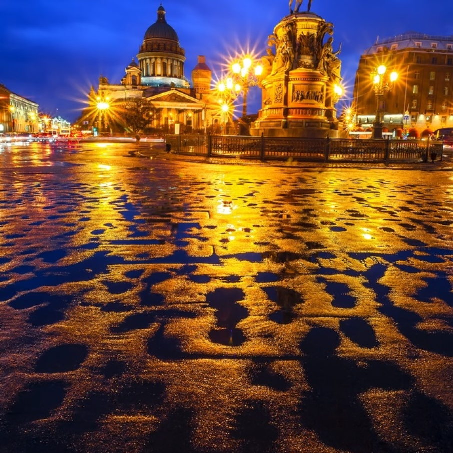 Ploaie nocturna pe strazile orasului Sankt Petersburg