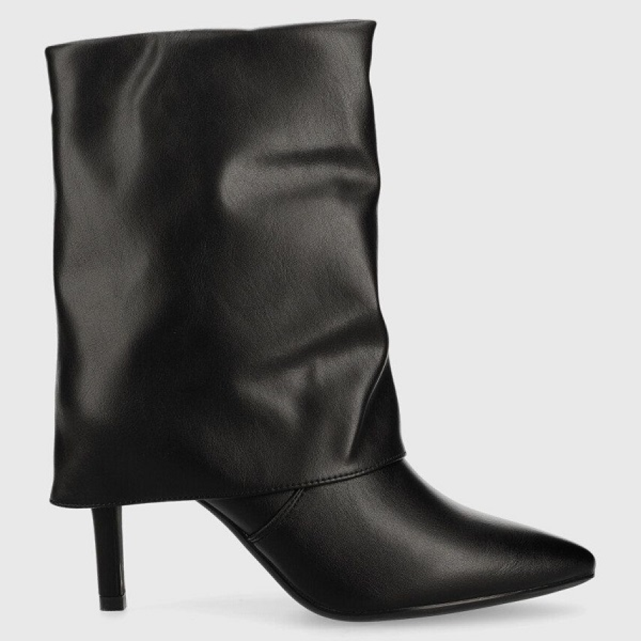 Botine din colecția Answear Lab cu toc subțire, cui, vârf ascuțit și cu un aspect elegant. Sunt perfecte pentru a fi purtate cu fustă