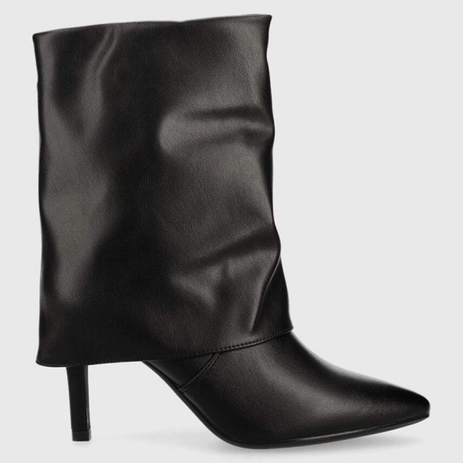 Botine din colecția Answear Lab cu toc subțire, cui, vârf ascuțit și cu un aspect elegant. Sunt perfecte pentru a fi purtate cu fustă