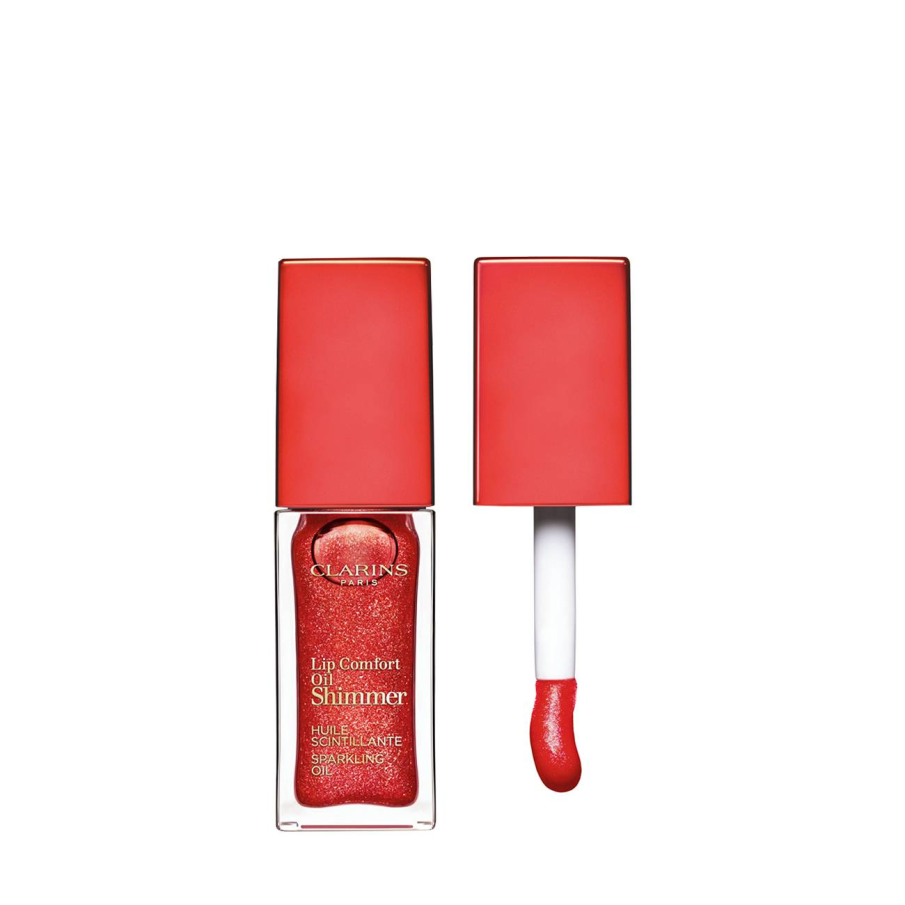 Lip Comfort Oil Shimmer de la Clarins are o culoare subtilă și o formulă hrănitoare obținută din jojoba, nuci de macadamia organice și alune de pădure