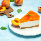 Cheesecake cu piersici și miere caramelizată – desertul de vară care aduce prospețime și un gust memorabil